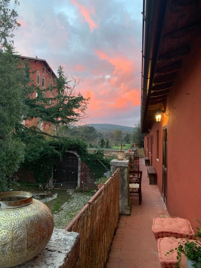 Casette Rosse Nel Borgo Medievale Di Fossanova Latina