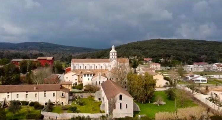 Casette Rosse Nel Borgo Medievale Di Fossanova Latina