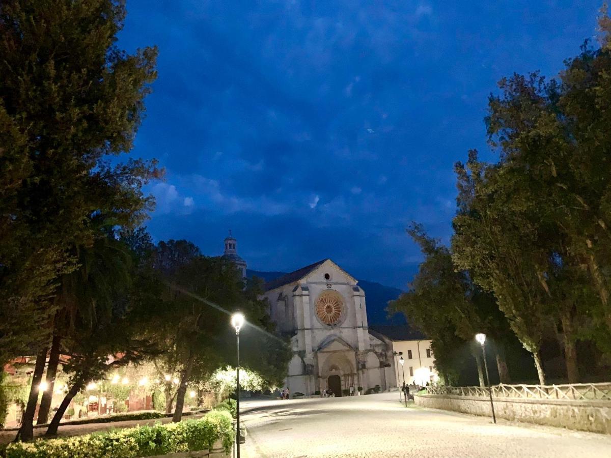 Casette Rosse Nel Borgo Medievale Di Fossanova Apartment *