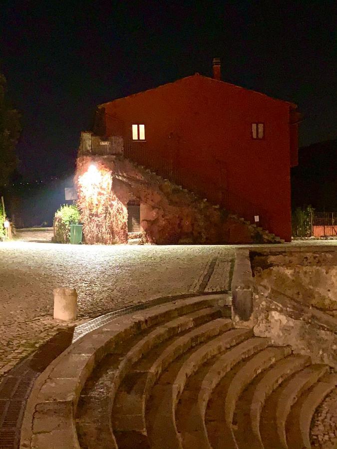 Casette Rosse Nel Borgo Medievale Di Fossanova Latina