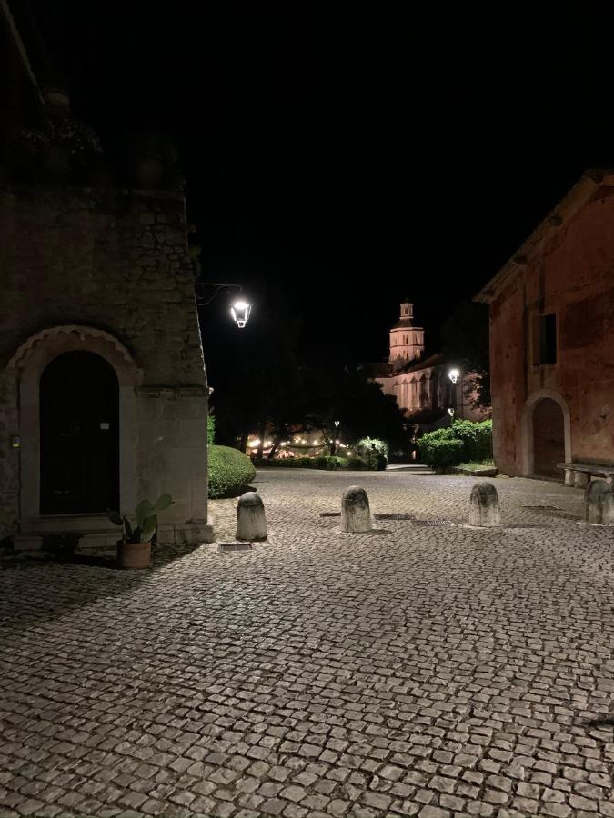 Casette Rosse Nel Borgo Medievale Di Fossanova * Latina