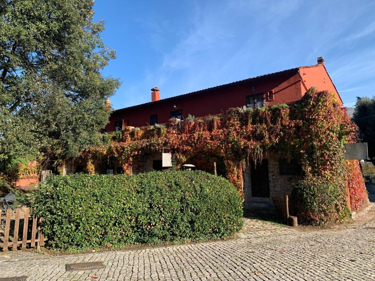 Casette Rosse Nel Borgo Medievale Di Fossanova * Latina