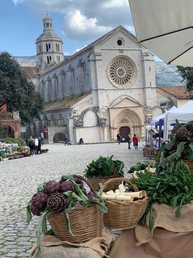 Casette Rosse Nel Borgo Medievale Di Fossanova * Latina