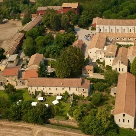 Casette Rosse Nel Borgo Medievale Di Fossanova Latina Exterior photo