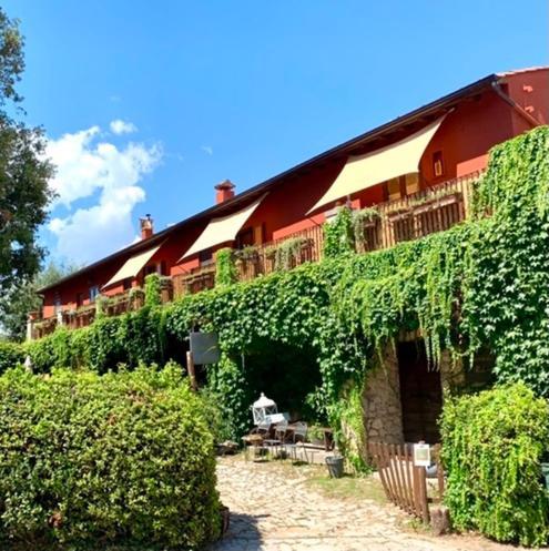 Casette Rosse Nel Borgo Medievale Di Fossanova *