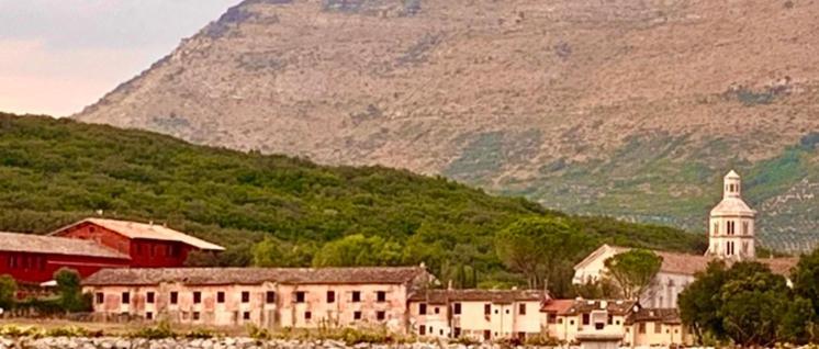 Casette Rosse Nel Borgo Medievale Di Fossanova Apartment