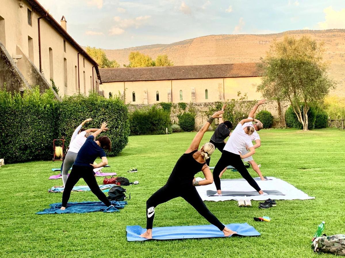 Casette Rosse Nel Borgo Medievale Di Fossanova * Latina
