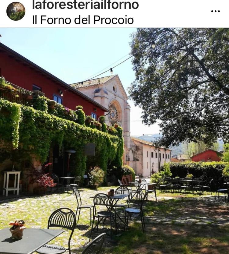 Casette Rosse Nel Borgo Medievale Di Fossanova *
