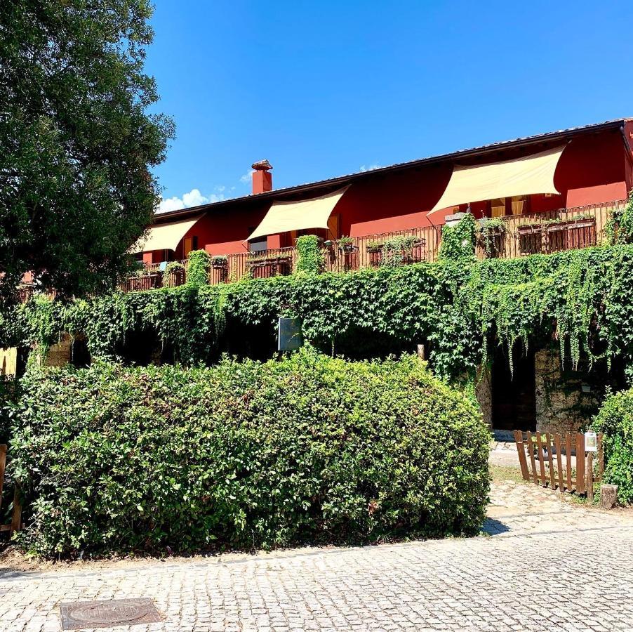Casette Rosse Nel Borgo Medievale Di Fossanova *