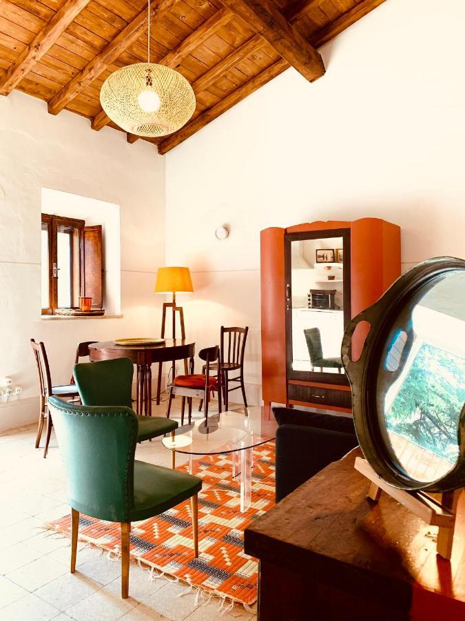 Casette Rosse Nel Borgo Medievale Di Fossanova Latina