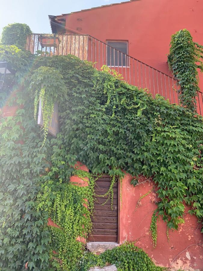 Casette Rosse Nel Borgo Medievale Di Fossanova Latina