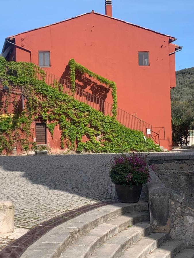 Casette Rosse Nel Borgo Medievale Di Fossanova